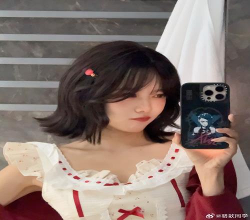 骆歆更博晒照：爱上短发还有这个看起来晕晕的妆