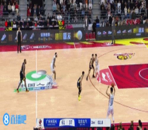 生涯首记三分！剩2.8秒加尼尤前场接球转身三分打板压哨命中