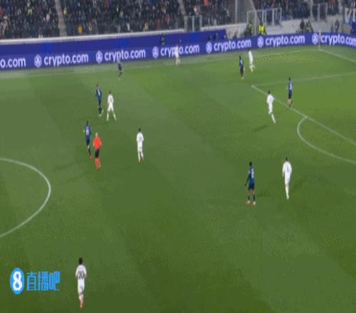 琼阿梅尼撞墙前插，跑一半反应过来自己是中后卫急刹掉头