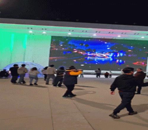 一年又快到结尾了！快船主场球馆直觉巨蛋外圣诞氛围相当浓厚