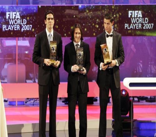 让梅西和C罗同时陪跑!上一个得到FIFA最佳的巴西人:07年卡卡