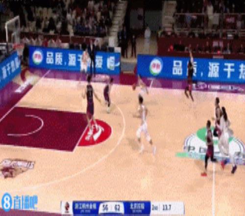 又帅又能打!朱松玮内外开花连得8分稳住局势半场5中5拿14分