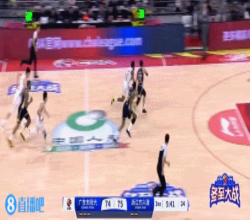 激情!布朗进球嘲讽广东替补席吃T黄荣奇大帽复仇嘲讽也吃T