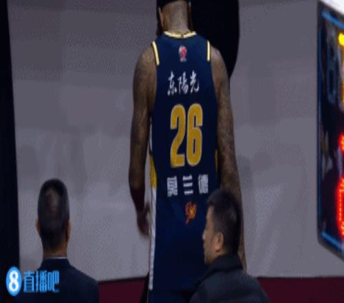 希望没事啊！莫兰德返回更衣室手按着自己右侧大腿