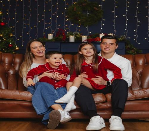 FelizNatal!申花外援特谢拉一家四口圣诞合影