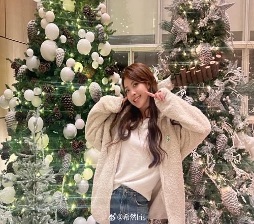 主持希然更博晒照:MerryChristmaseverybody!