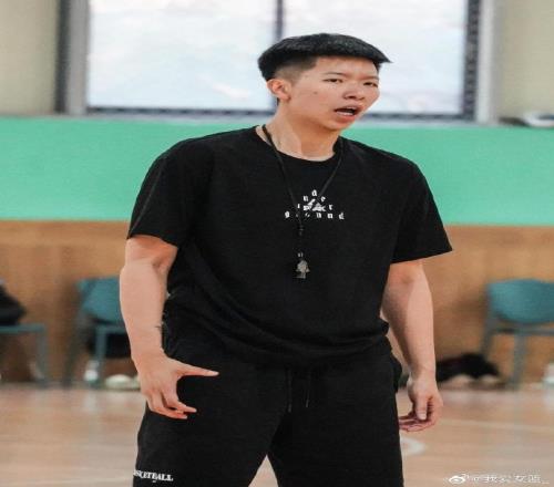 广东女篮主帅黄思静：前四目标不会变队员要在对抗中成长