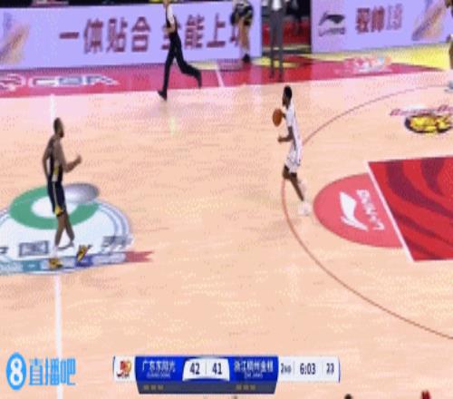 上拉下拽也没用！余嘉豪内线接球挂着两人防守上篮打进加罚