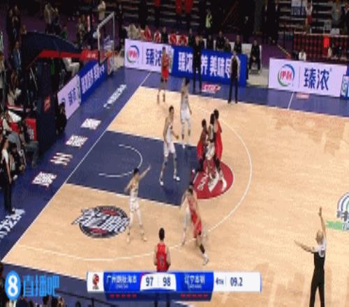 焦泊乔上篮不中后王岚嵚拿到篮板！后者：疼也不能放手都是球权