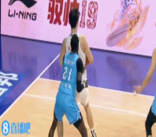 灵巧!杨瀚森转身一步过掉防守面对空篮暴扣得手