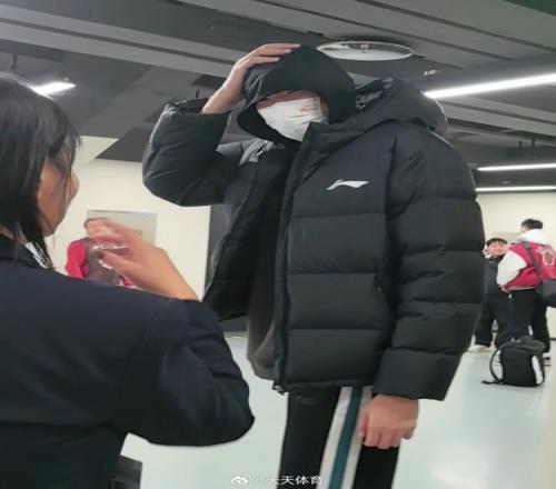 京媒：周琦明显瘦了本人透露已经不发烧了但还需要些时间恢复