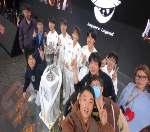 德杯夺冠后上单Flandre晒战队合照：每一步都算数慢慢走！
