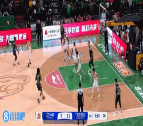 迅速回应！威尔斯接弗格传球突破拉杆上篮也打2+1