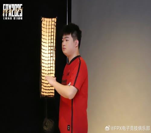 FPX发布定妆照花絮返图：甜酷，多种风格，尽在掌握