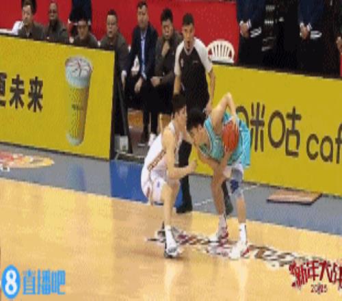这就是天赋!杨瀚森中路顺下迎着迪亚洛完成单手劈扣