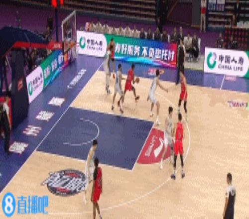 迷失!下半场刚开场杨瀚森就被吹防守犯规个人累计4犯被迫下场