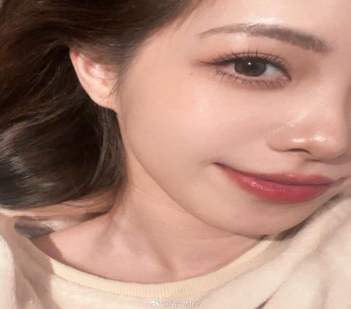 LPL女主持人希然晒照:本来想化个车厘子妆的