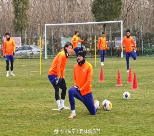 山东泰山冬训工作稳步有序地推进中,球队今天进行了一天两练