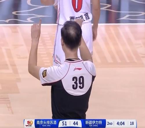 气炸了!齐麟被吹技犯后比赛中途返回更衣室怒发微博“39”