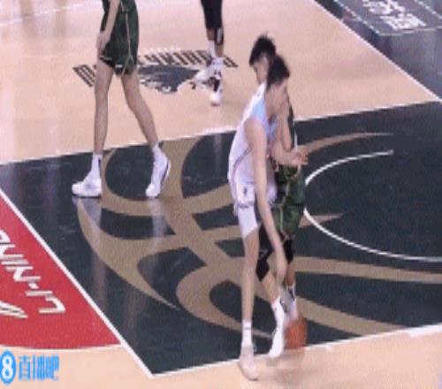 也毕业了！林葳防守阿不都沙拉木被吹犯规个人6犯离场