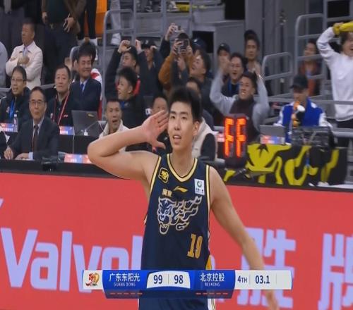 文班亚昕徐昕中距离抛投命中准绝杀作出“聆听”动作庆祝