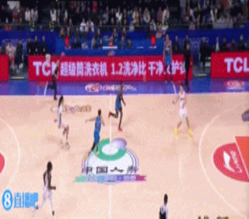 打花了！李弘权反击滑翔暴扣上海将优势扩大到20分打停四川