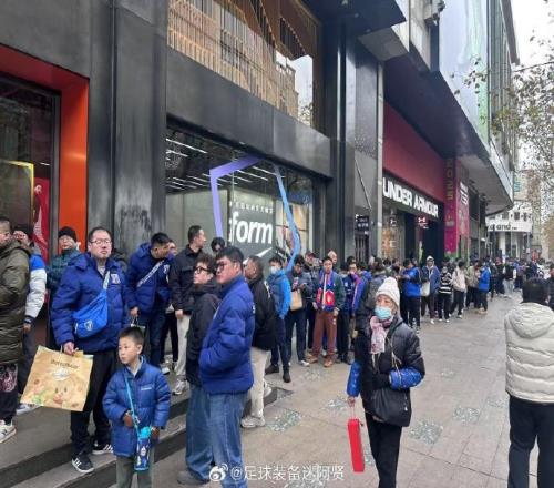 今日正式发售!博主:球迷排长队买申花和国安球衣