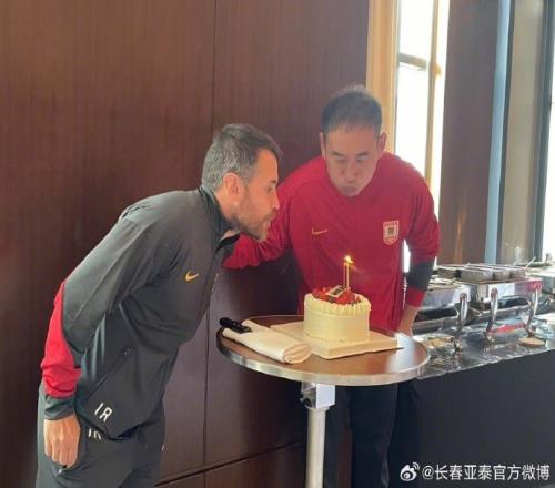 亚泰举办2月生日PARTY寿星吴亚轲和伊万感受团队温暖
