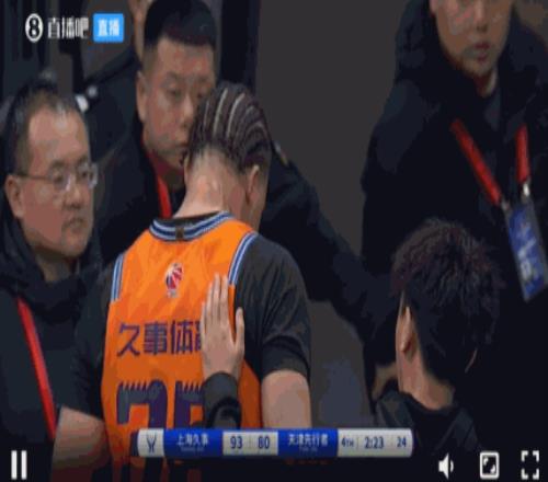 小胖体重太大了洛夫顿刹车别到脚踝倒地一瘸一拐走回更衣室