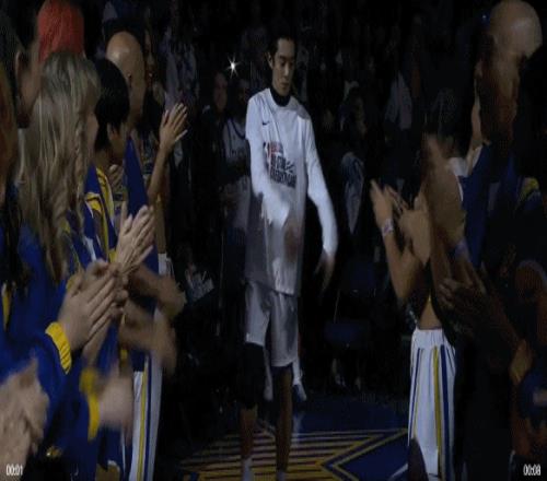 NBA名人赛王鹤棣赛前出场秀出戴皇冠动作致敬偶像詹姆斯