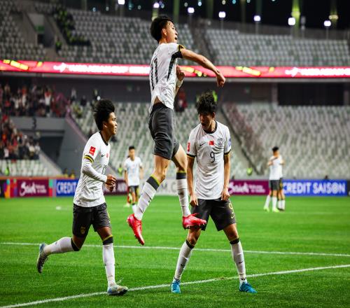全面压制！国青半场控球率高达7成，射门比93，造对方3张黄牌