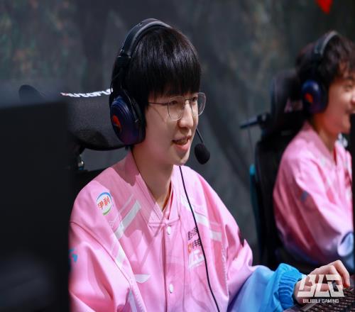瓦不是白玩的!ELK架起大狙枪枪爆头砍下13014的豪华战绩