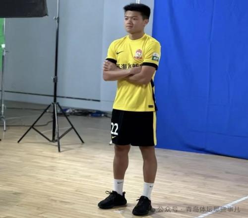 记者:杨希第一时间返回青岛西海岸补拍新赛季定妆照