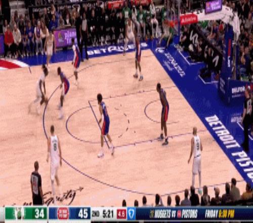 绿间真怀特!霍勒迪压哨传球怀特空中接球折叠出手轰进三分