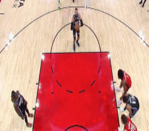NBA规则不允许!瓦兰罚球不中申京在篮筐上方触球被吹干扰球