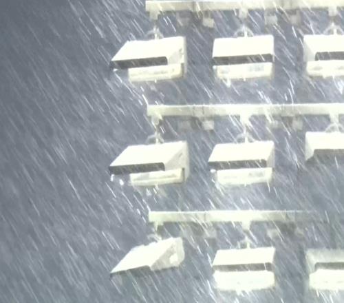 暴雨青岛西海岸主场瓢泼大雨形成水幕，场地积水明显