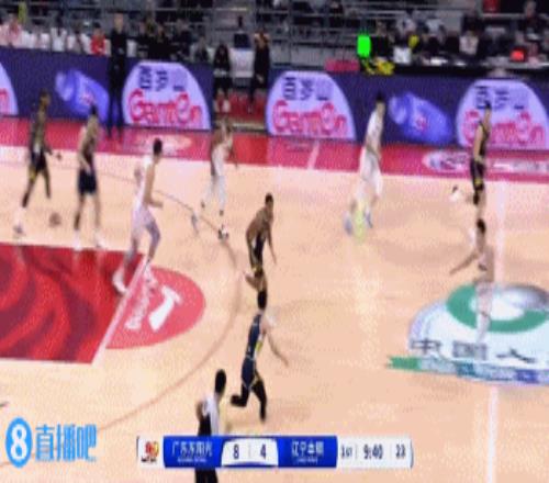来势汹汹!伯克内外开花独得8分帮助球队占据主动