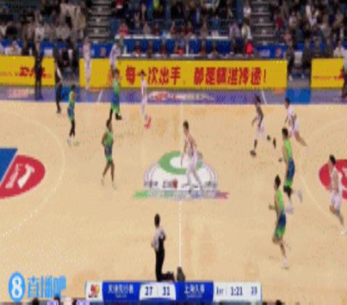 吧友怎么看王哲林反击上篮被吹走步违例进球无效