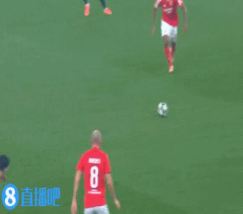 伊尼戈争抢中被巴列罗踩到,后者吃到黄牌