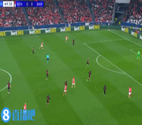 巴萨门前险象环生!本菲卡连续进攻,帕夫利季斯两失良机