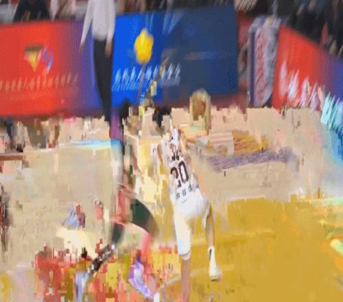 违体犯规！山西外援古德温追防任骏飞在空中左手将后者搂倒在地