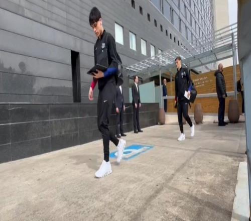 记者:巴萨全队正在酒店用餐,随后将休息并在合适时间前往球场