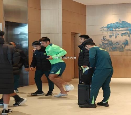 博主:国安边后卫何宇鹏因伤被工作人员背回基地,目前伤情不明
