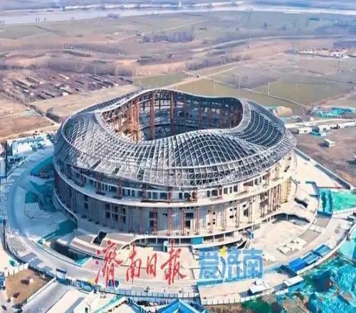 鲁媒:戴上1.6万吨“钢铁巨冠”,黄河体育中心球场完成屋盖施工