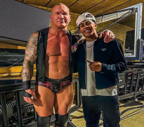 小心RKO！亚马尔现场观战WWE，和奥尔顿、TripleH等合影