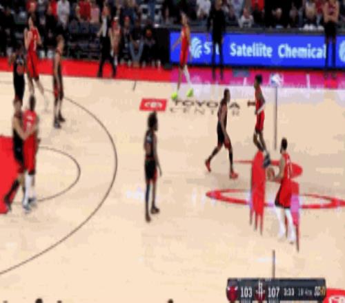 砍鲨了!关键时刻亚当斯被“砍”后两罚不中乌度卡随后将其换下