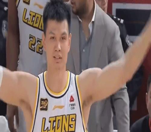 全场骂声许钟豪肘击被吹违体一脸不屑&扬手挑衅