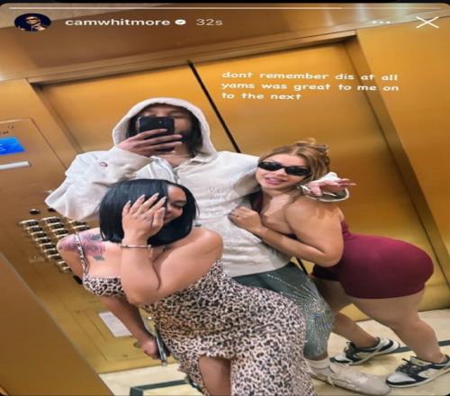 想通了惠特摩尔社媒晒与两位火辣女性电梯合照后秒删