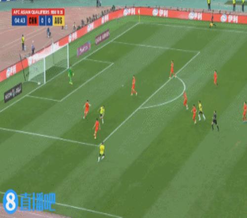 逃过一劫!黄政宇蒋圣龙连续冒顶+李磊踢空,澳大利亚后点踢偏