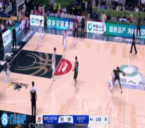 连续犯错葬送比赛!曾繁日先是掩护犯规再发球被方硕背身断球...